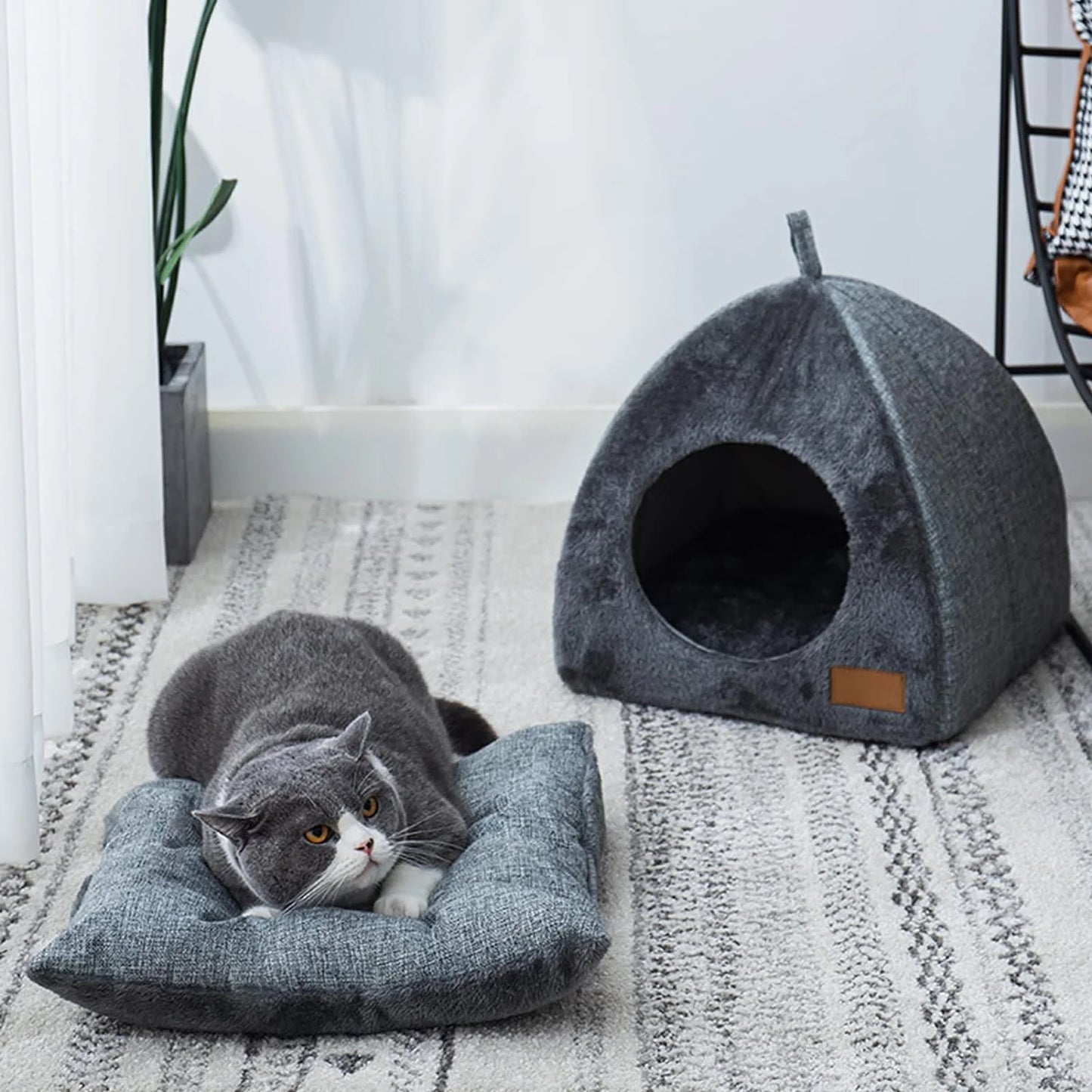 Waterproof Outdoor Cat House – Warm, Insulated Shelter with Self-Heating Cushion