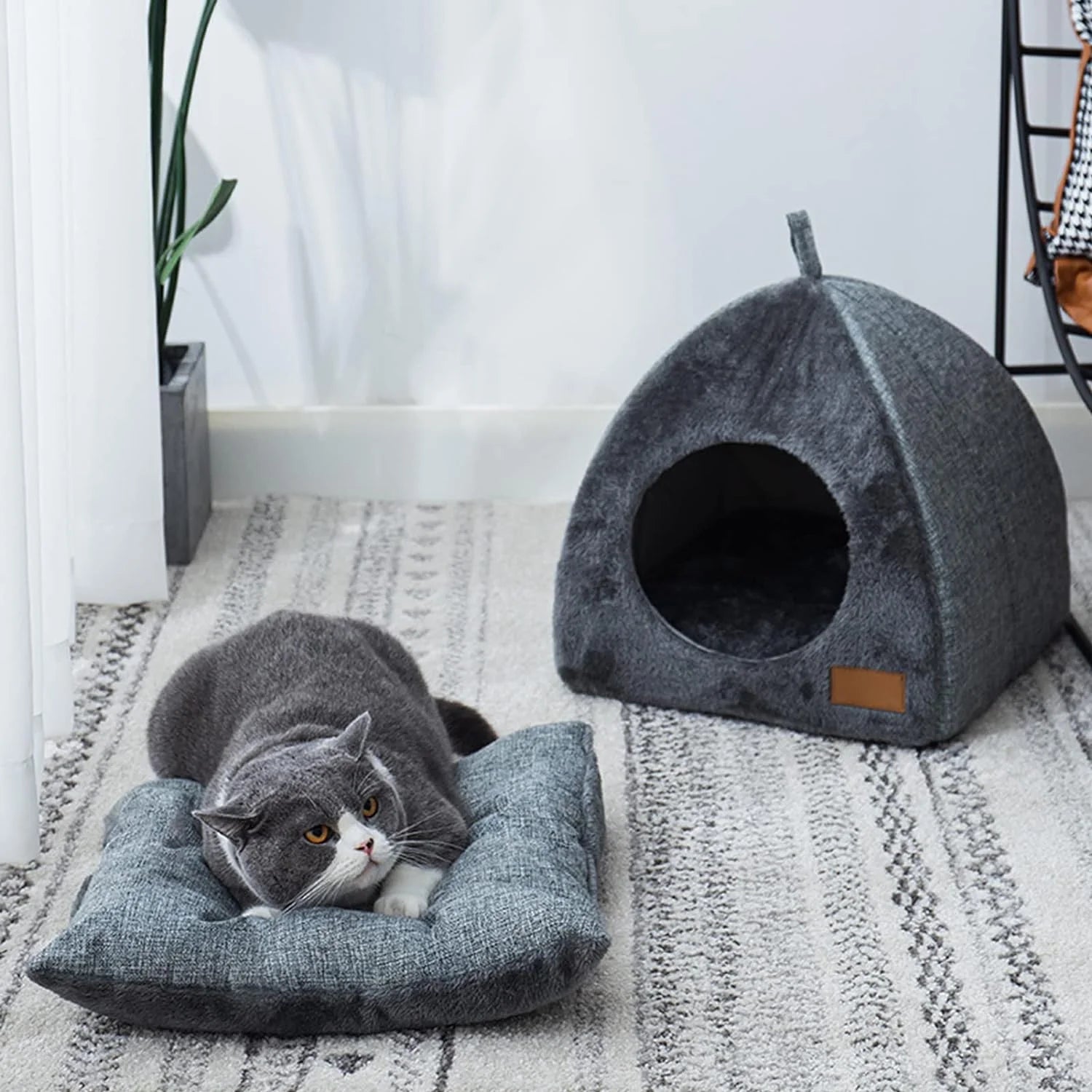 Waterproof Outdoor Cat House – Warm, Insulated Shelter with Self-Heating Cushion